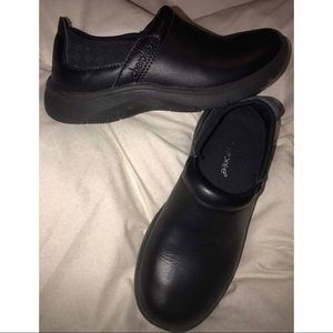 Size 6 Cherokee step in nursing shoe